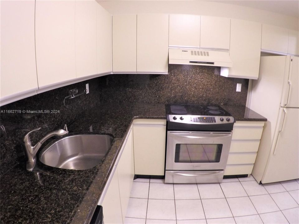 For Sale: $248,500 (1 beds, 1 baths, 918 Square Feet)