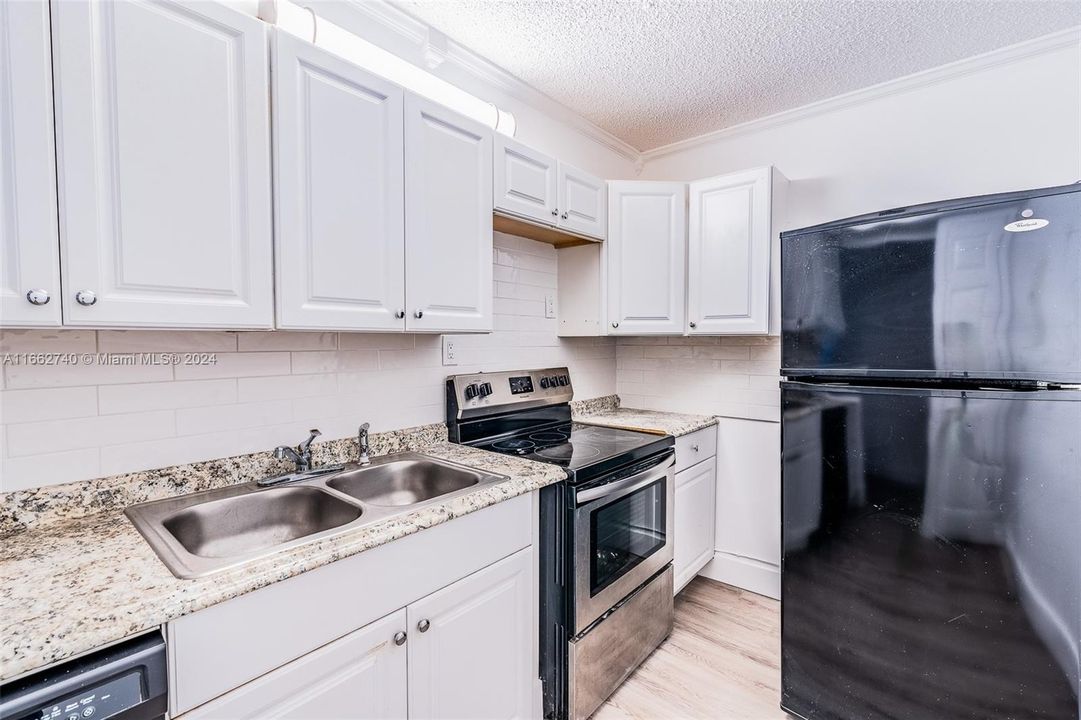 For Rent: $2,275 (2 beds, 2 baths, 760 Square Feet)