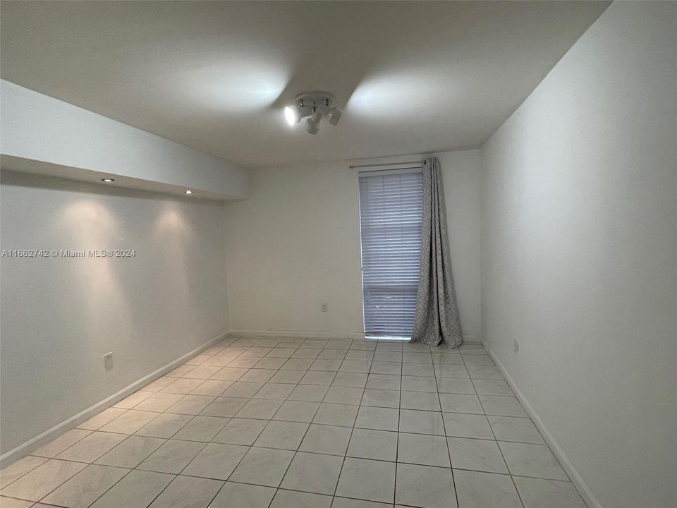 For Rent: $2,100 (1 beds, 1 baths, 852 Square Feet)