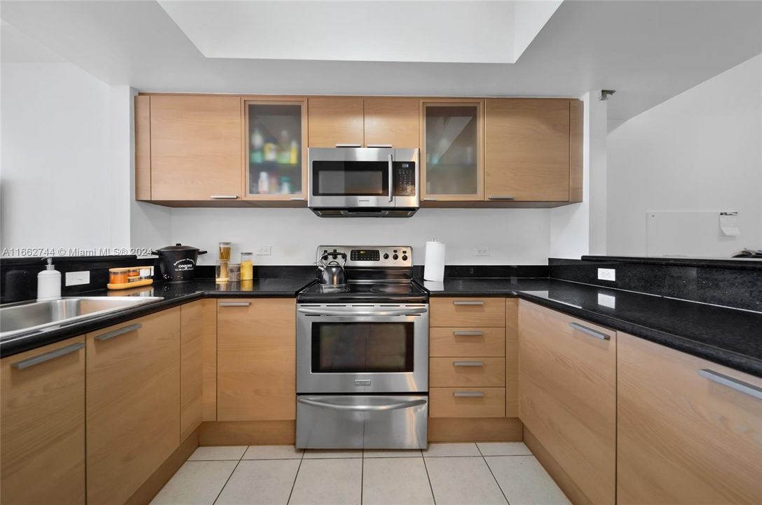 For Sale: $299,000 (1 beds, 1 baths, 1035 Square Feet)