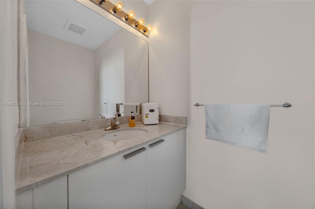 For Sale: $299,000 (1 beds, 1 baths, 1035 Square Feet)