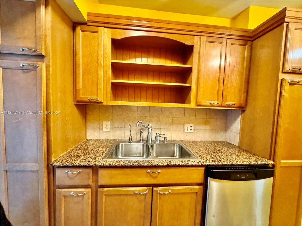 For Sale: $168,000 (1 beds, 1 baths, 844 Square Feet)