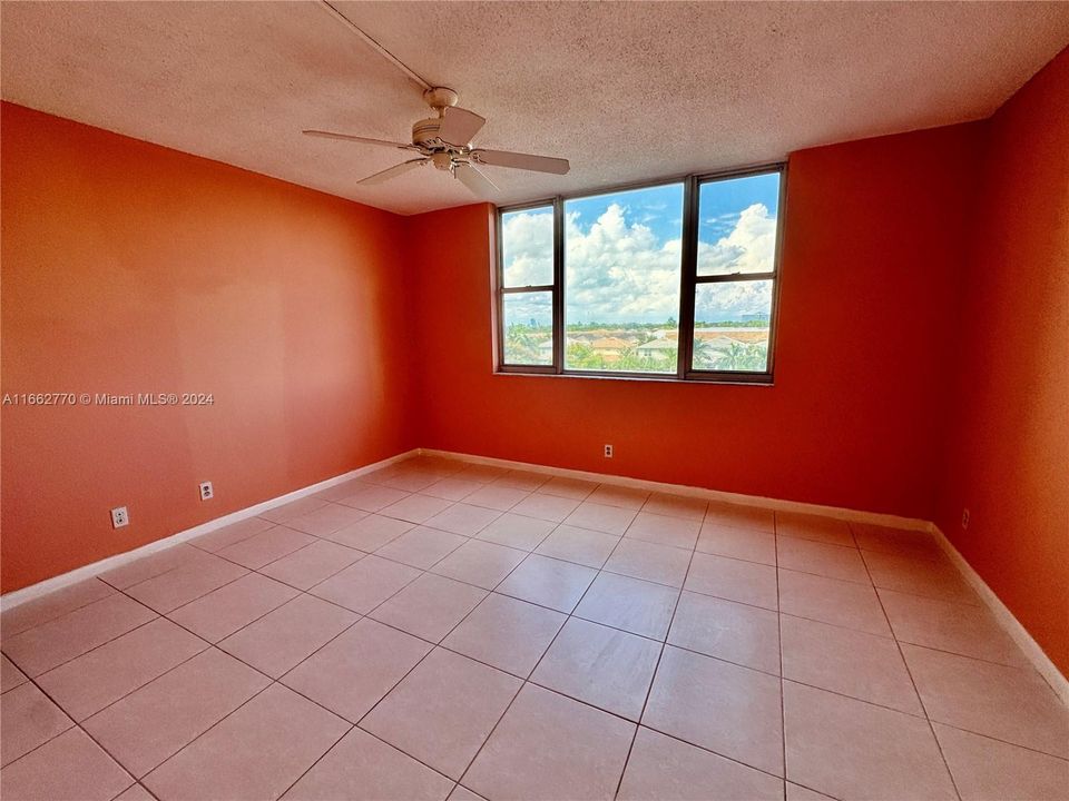 For Sale: $168,000 (1 beds, 1 baths, 844 Square Feet)