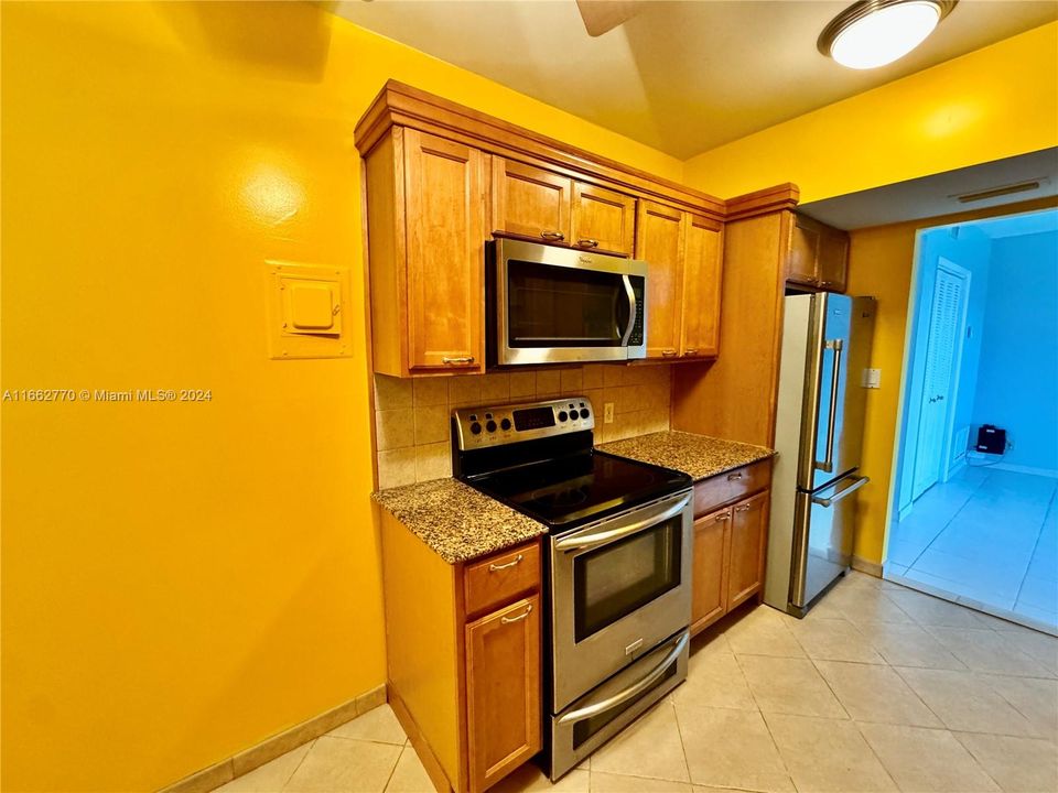 For Sale: $168,000 (1 beds, 1 baths, 844 Square Feet)