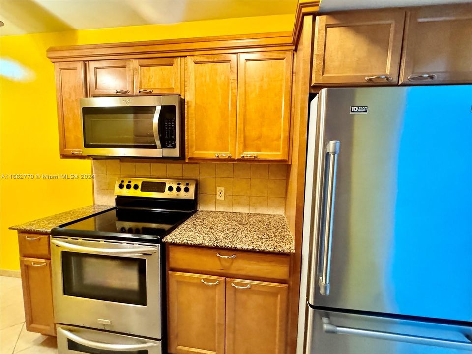 For Sale: $168,000 (1 beds, 1 baths, 844 Square Feet)