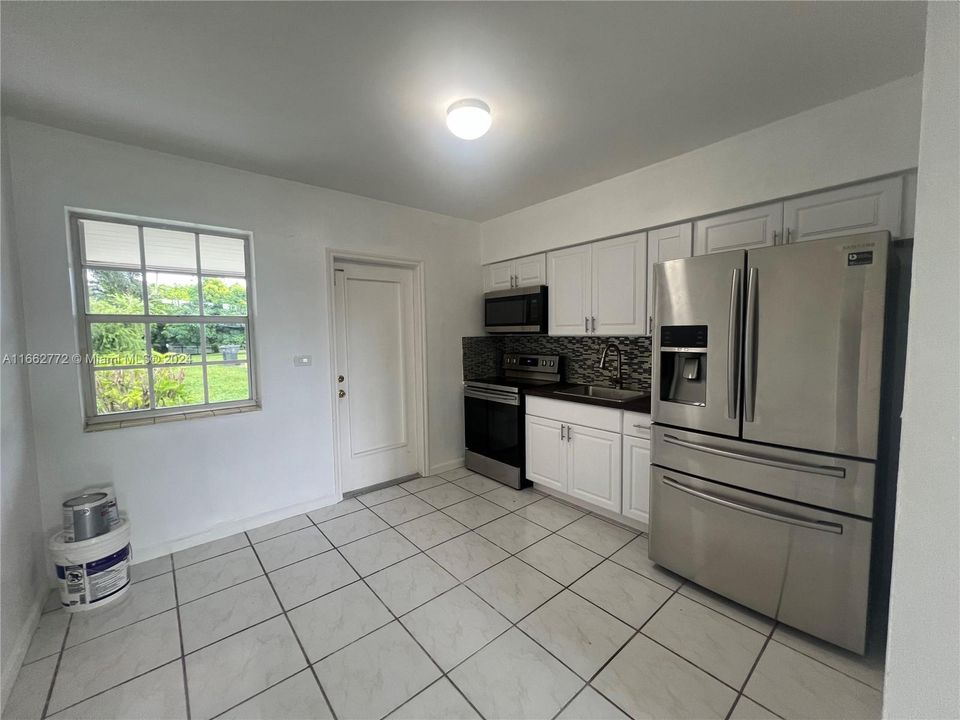 For Rent: $2,450 (2 beds, 1 baths, 1425 Square Feet)