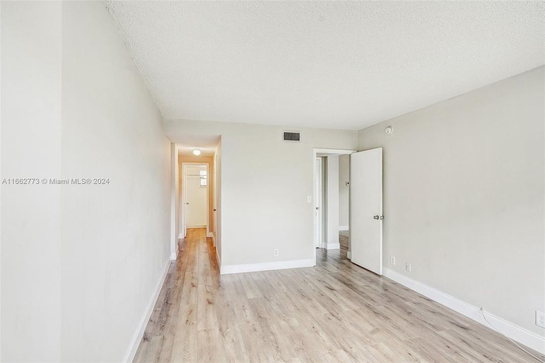 For Sale: $189,000 (1 beds, 1 baths, 753 Square Feet)