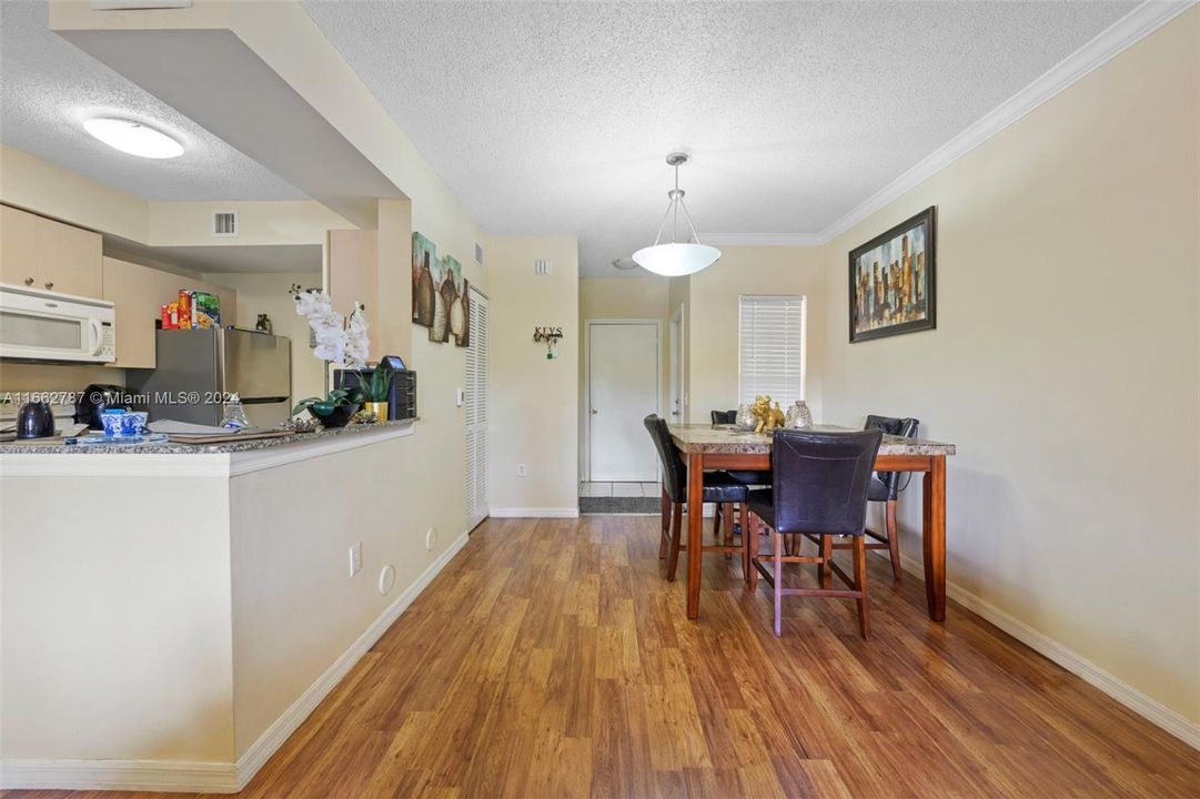 For Sale: $300,000 (1 beds, 1 baths, 850 Square Feet)