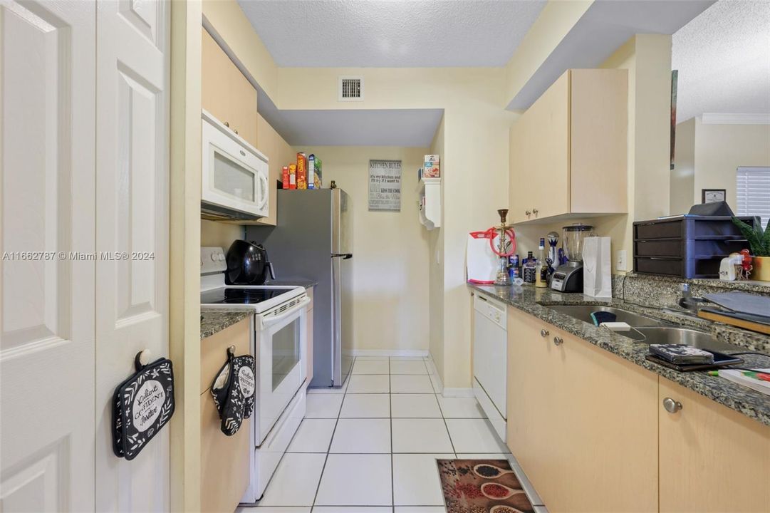 For Sale: $300,000 (1 beds, 1 baths, 850 Square Feet)