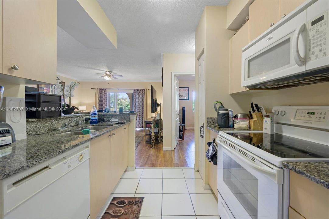 For Sale: $300,000 (1 beds, 1 baths, 850 Square Feet)