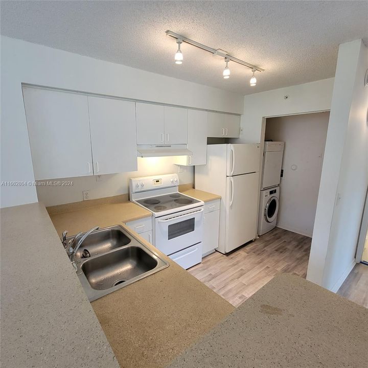 For Rent: $1,750 (1 beds, 1 baths, 702 Square Feet)