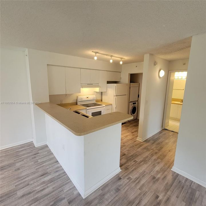 For Rent: $1,750 (1 beds, 1 baths, 702 Square Feet)