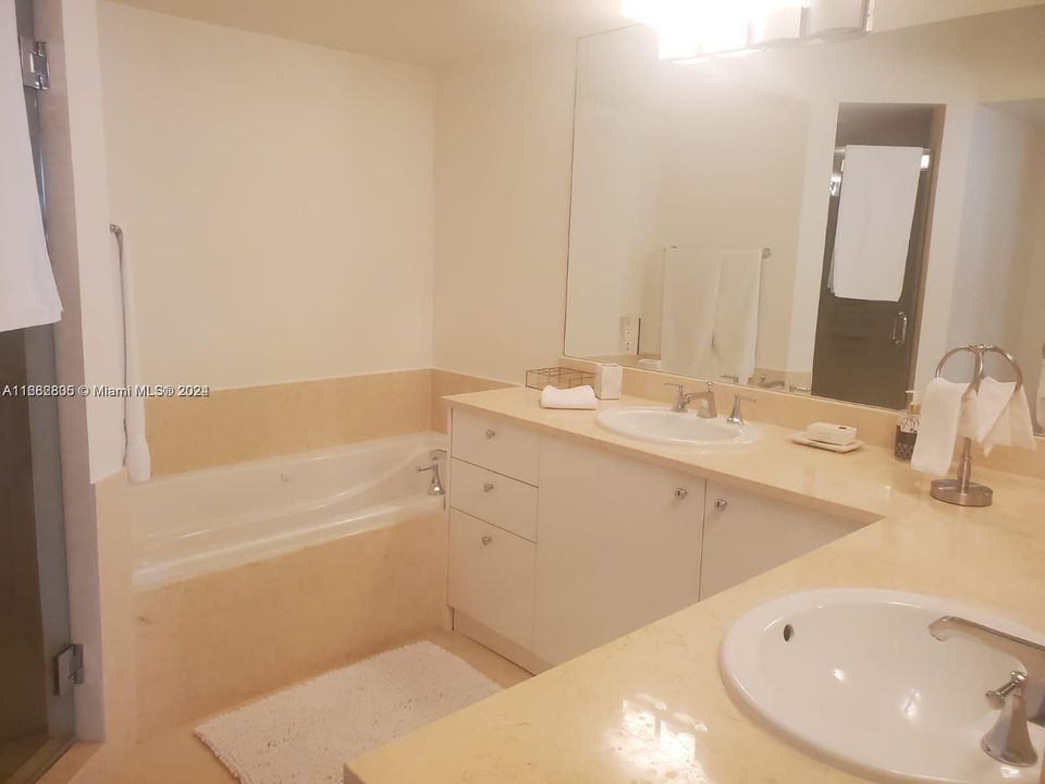 For Rent: $4,900 (2 beds, 2 baths, 1320 Square Feet)