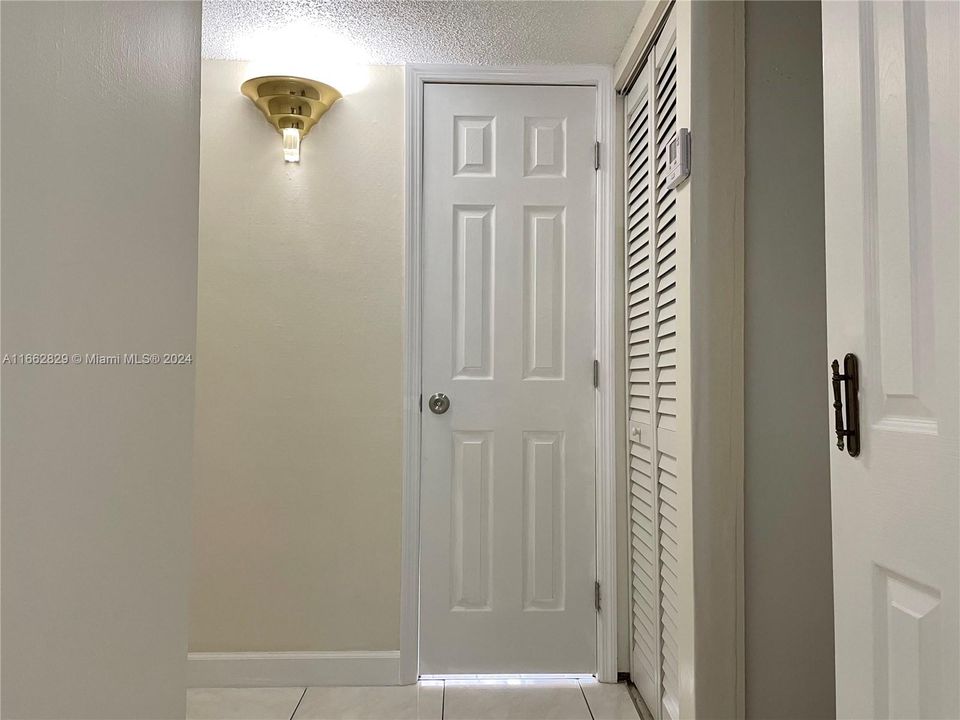 For Rent: $2,500 (2 beds, 1 baths, 948 Square Feet)