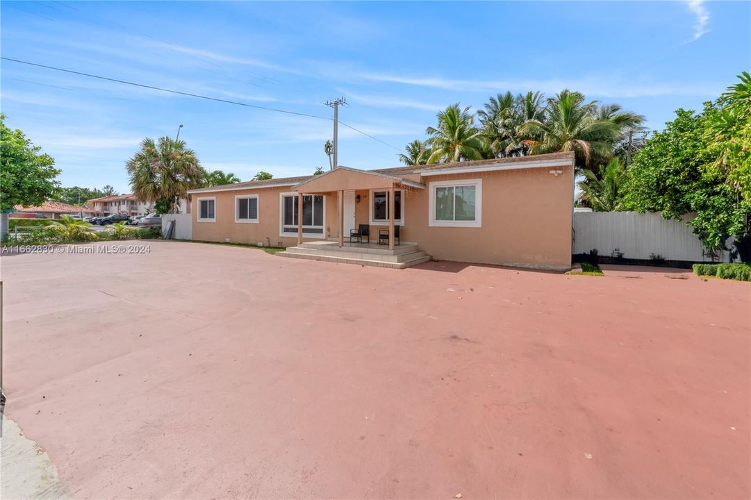 For Sale: $1,500,000 (4 beds, 3 baths, 1575 Square Feet)