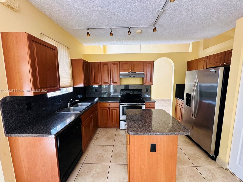 For Rent: $3,125 (3 beds, 2 baths, 2442 Square Feet)