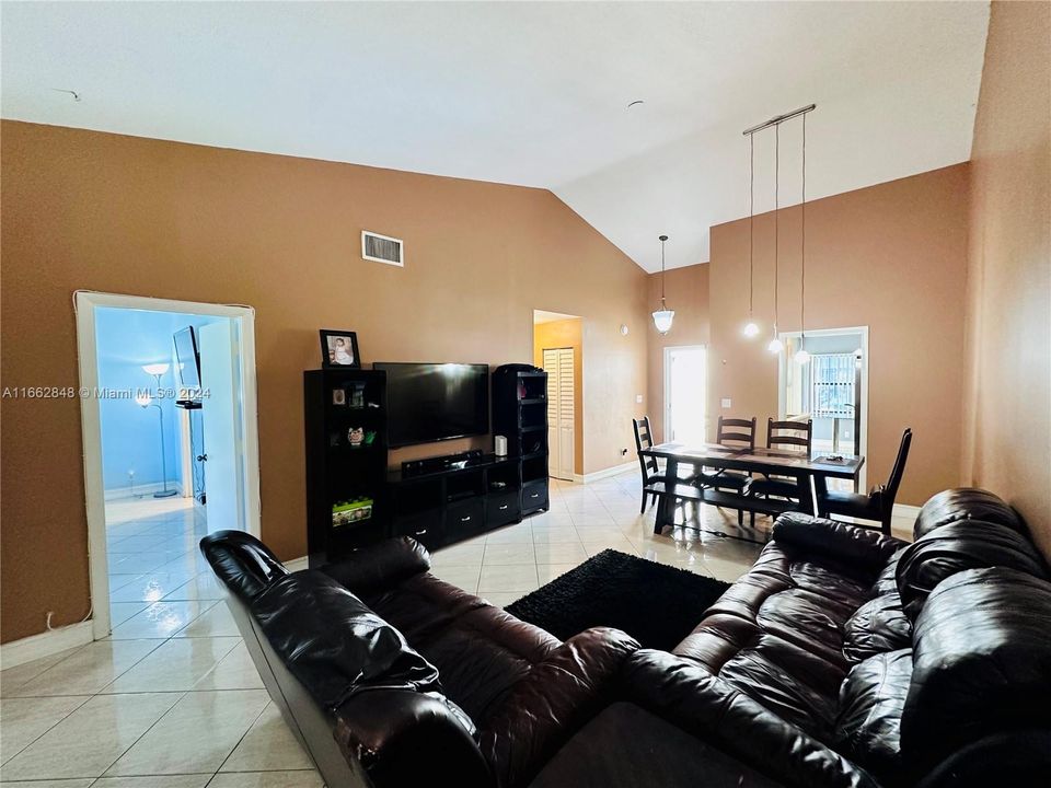 For Sale: $389,000 (2 beds, 2 baths, 1033 Square Feet)