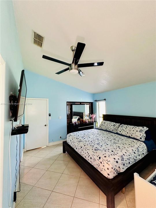 For Sale: $389,000 (2 beds, 2 baths, 1033 Square Feet)