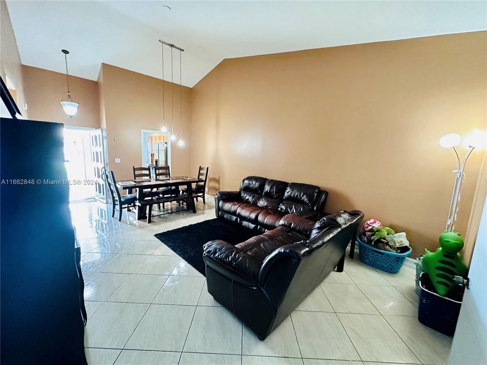 For Sale: $389,000 (2 beds, 2 baths, 1033 Square Feet)