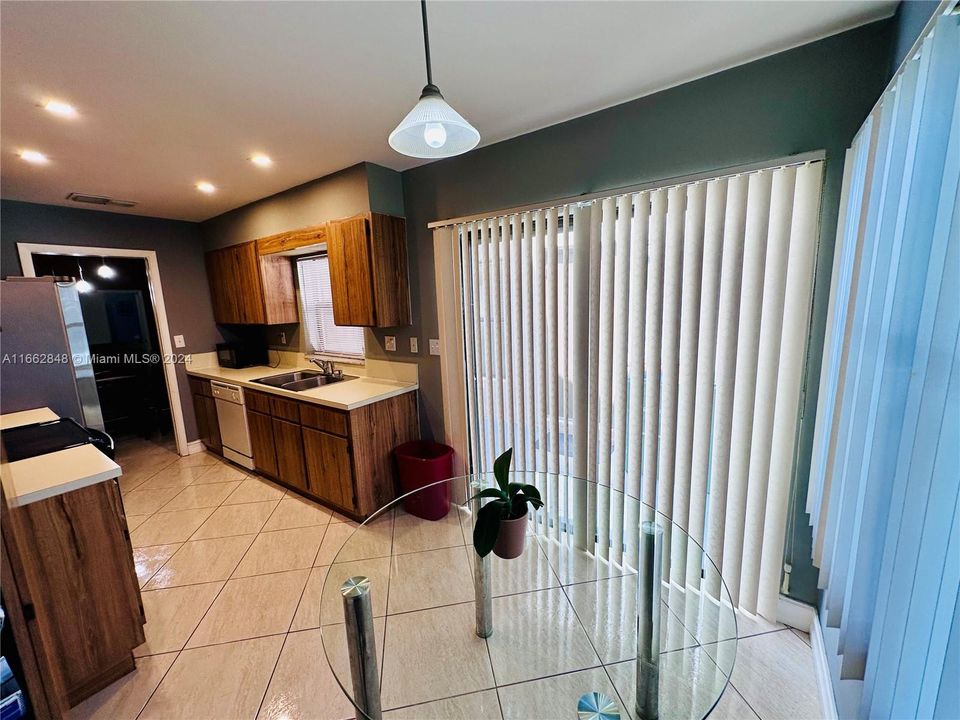 For Sale: $389,000 (2 beds, 2 baths, 1033 Square Feet)