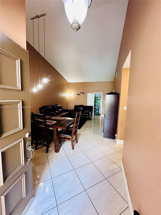 For Sale: $389,000 (2 beds, 2 baths, 1033 Square Feet)