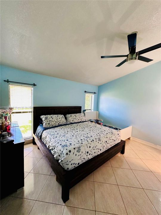 For Sale: $389,000 (2 beds, 2 baths, 1033 Square Feet)