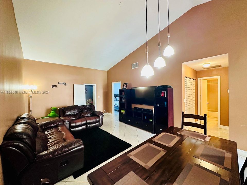 For Sale: $389,000 (2 beds, 2 baths, 1033 Square Feet)