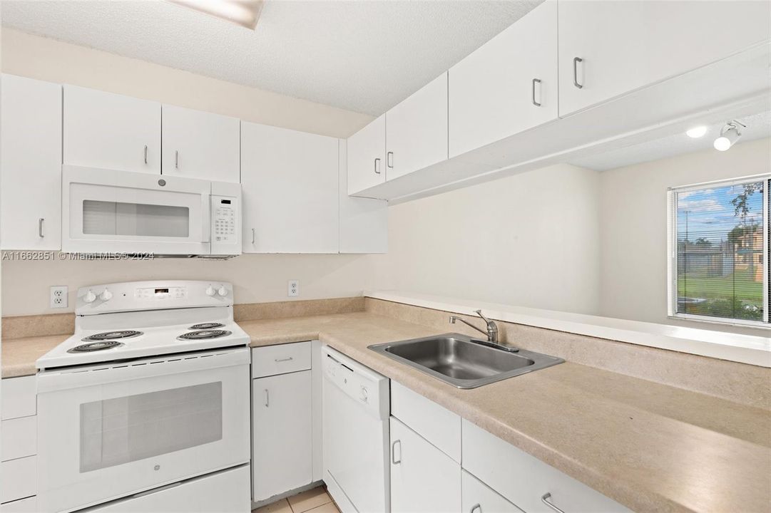 For Sale: $229,000 (1 beds, 1 baths, 816 Square Feet)