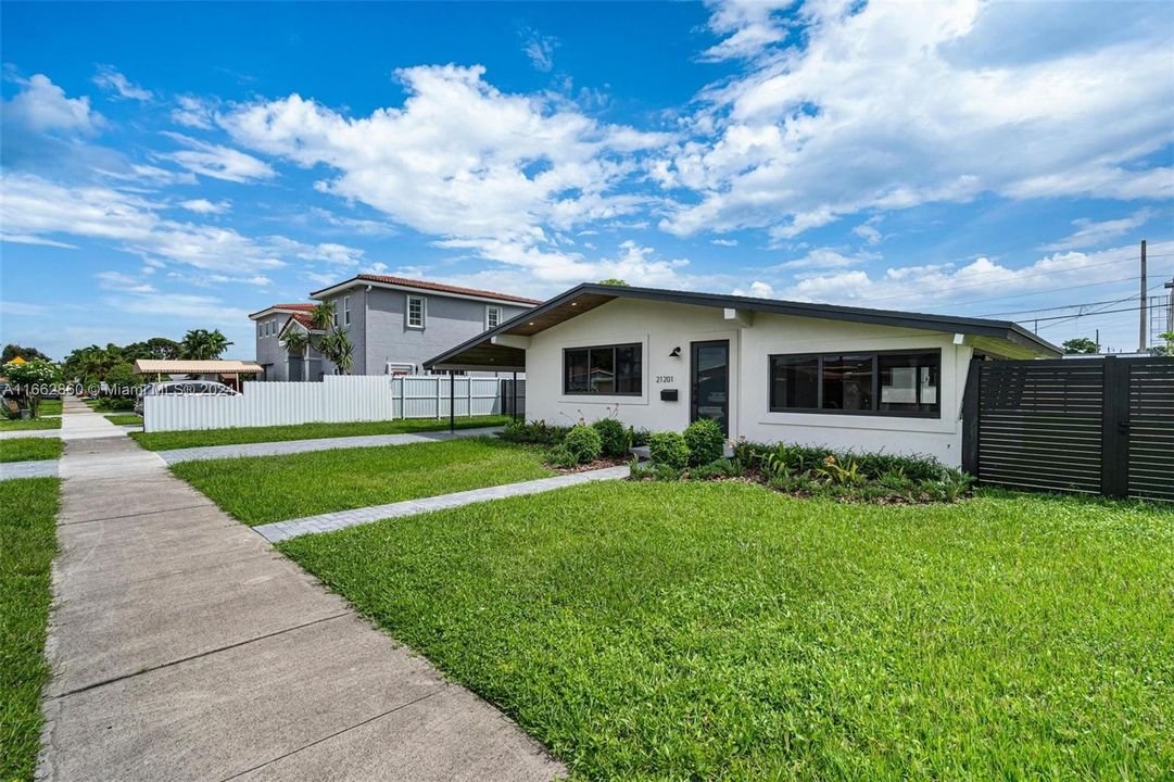 For Sale: $1,075,000 (3 beds, 2 baths, 1375 Square Feet)