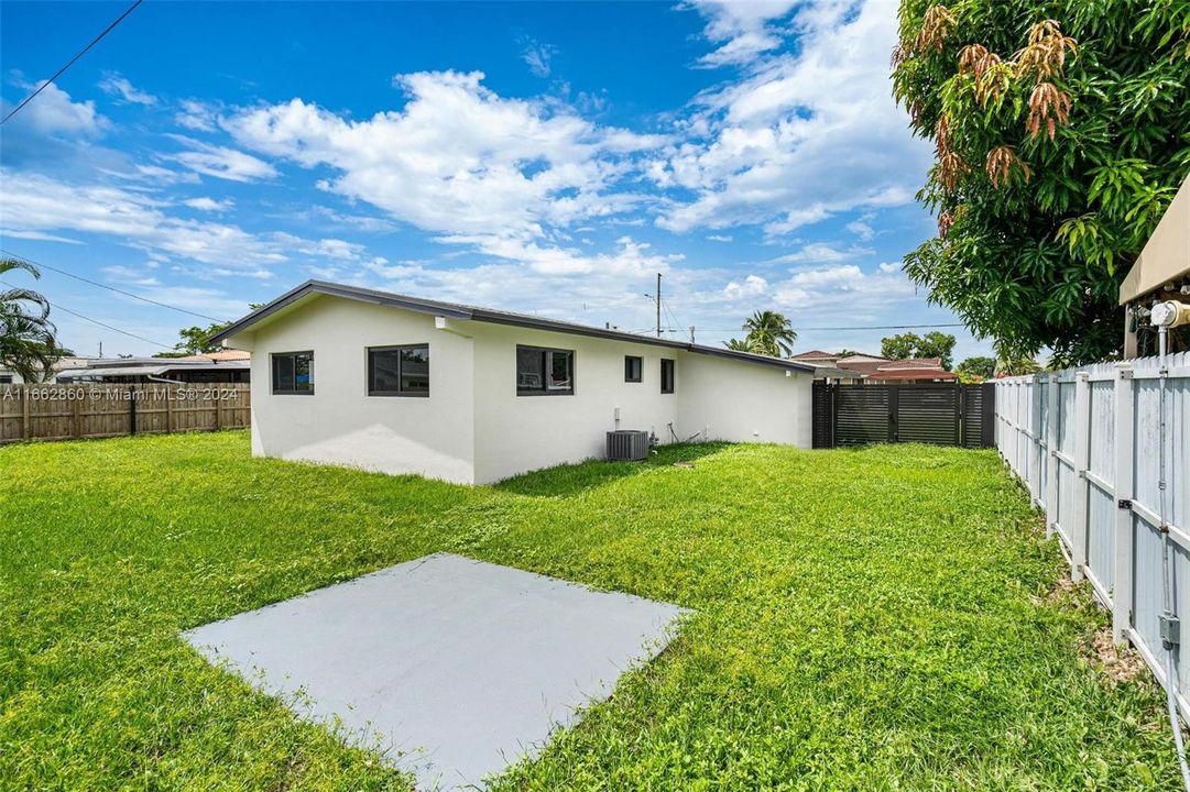 For Sale: $1,075,000 (3 beds, 2 baths, 1375 Square Feet)