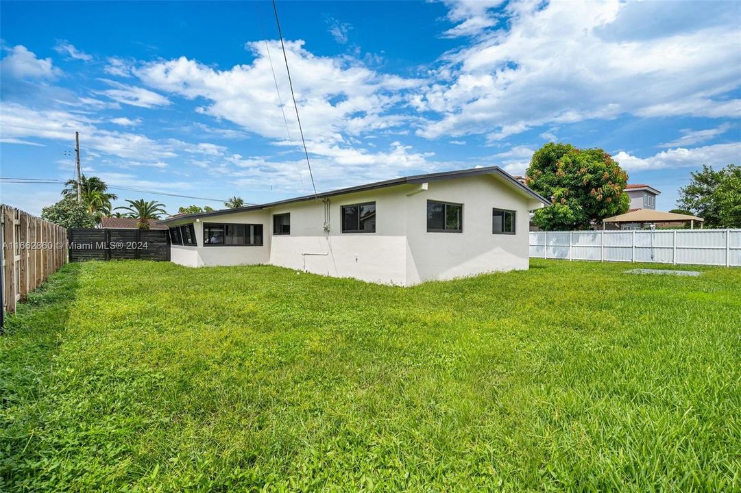 For Sale: $1,075,000 (3 beds, 2 baths, 1375 Square Feet)