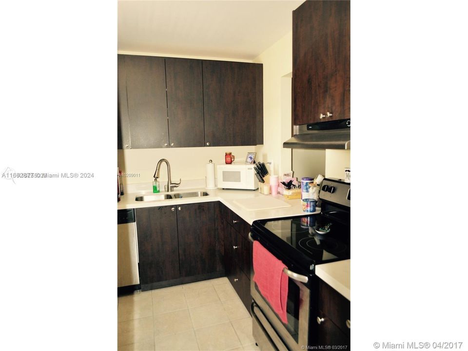 For Rent: $1,800 (1 beds, 1 baths, 741 Square Feet)