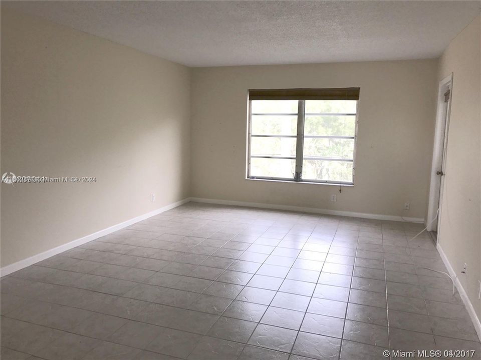 For Rent: $1,800 (1 beds, 1 baths, 741 Square Feet)