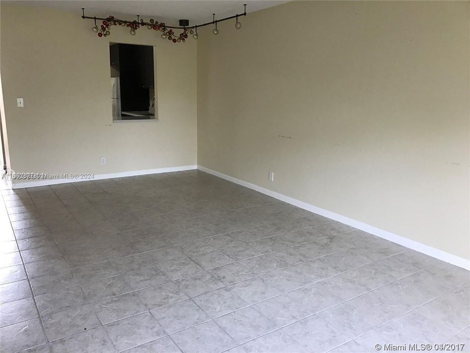 For Rent: $1,800 (1 beds, 1 baths, 741 Square Feet)