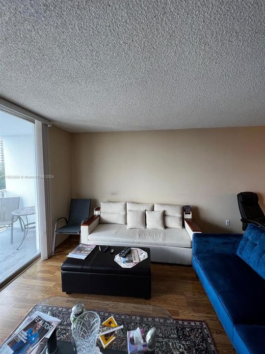 For Rent: $2,550 (1 beds, 1 baths, 1066 Square Feet)