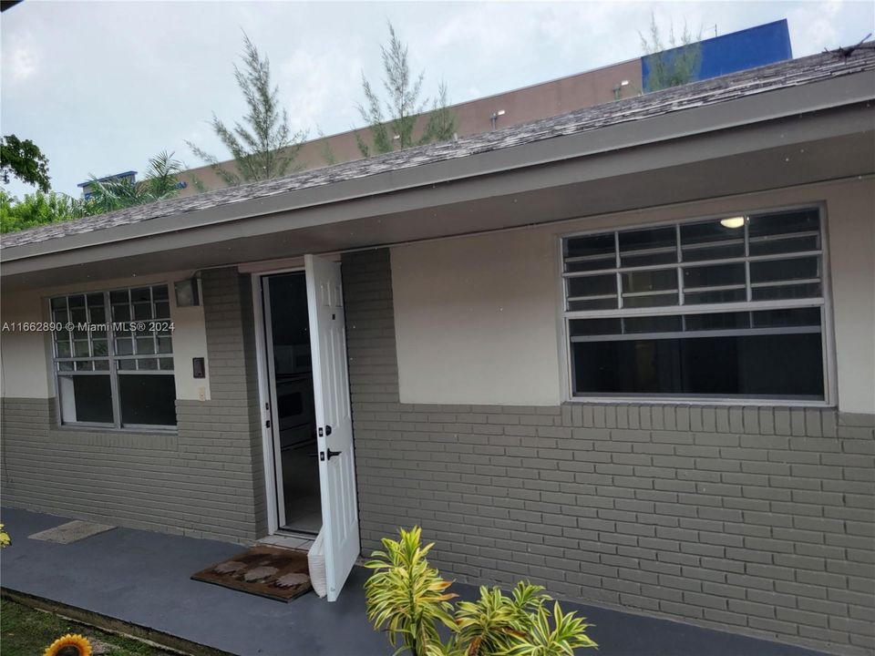 For Rent: $2,100 (2 beds, 1 baths, 1249 Square Feet)