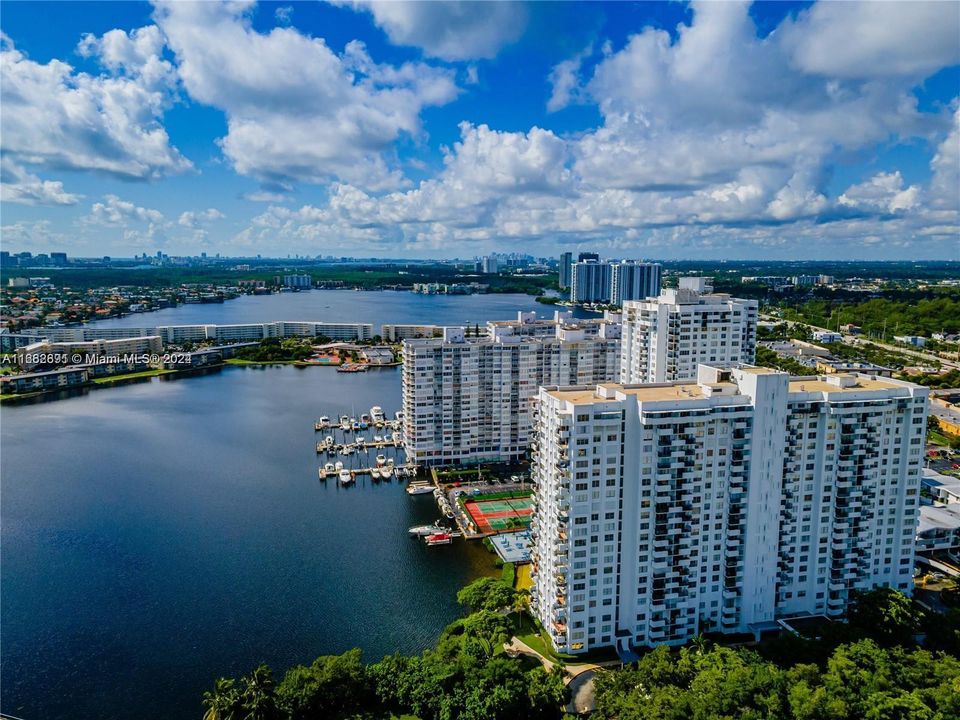 For Sale: $292,000 (2 beds, 2 baths, 1058 Square Feet)