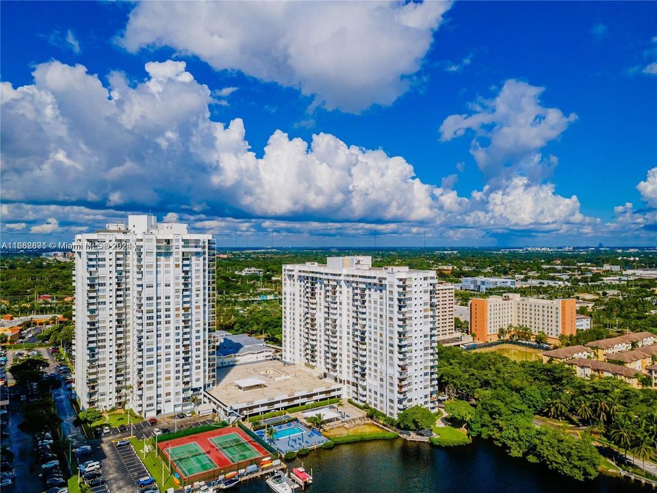 For Sale: $292,000 (2 beds, 2 baths, 1058 Square Feet)