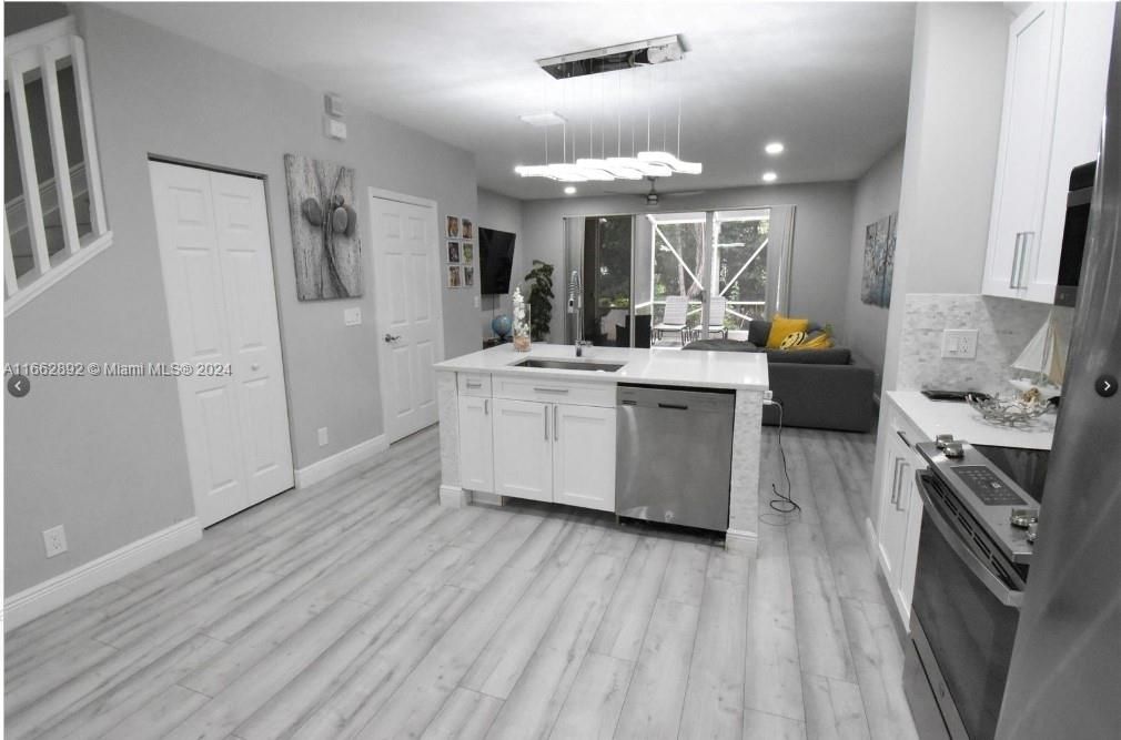 Active With Contract: $3,100 (3 beds, 2 baths, 1594 Square Feet)