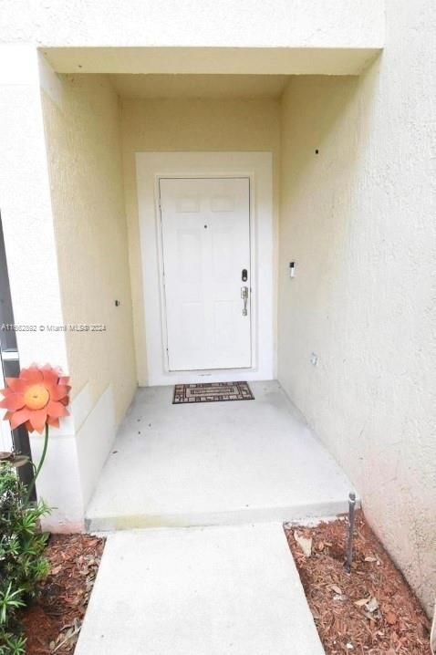 Active With Contract: $3,100 (3 beds, 2 baths, 1594 Square Feet)