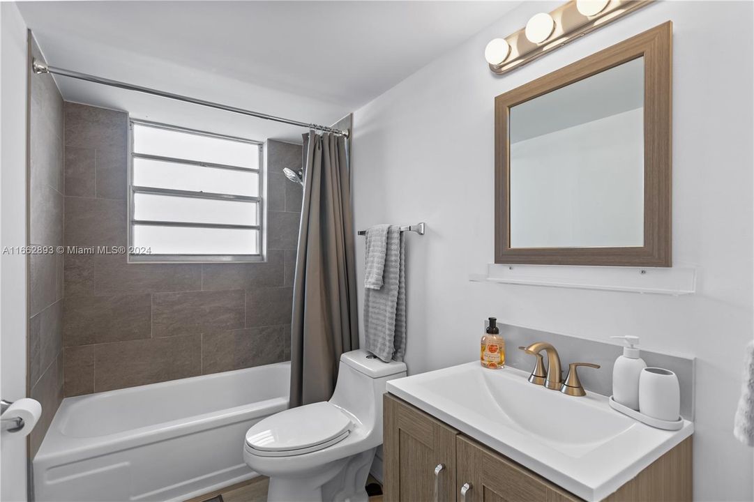 For Sale: $425,000 (2 beds, 2 baths, 1311 Square Feet)