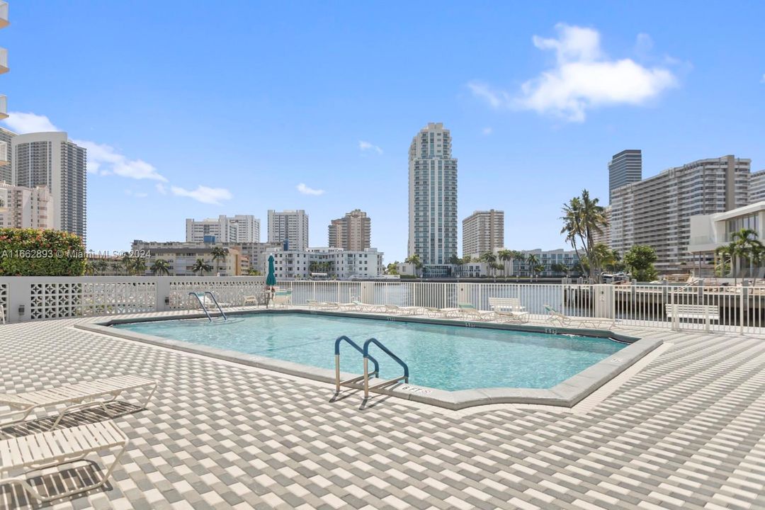 For Sale: $425,000 (2 beds, 2 baths, 1311 Square Feet)