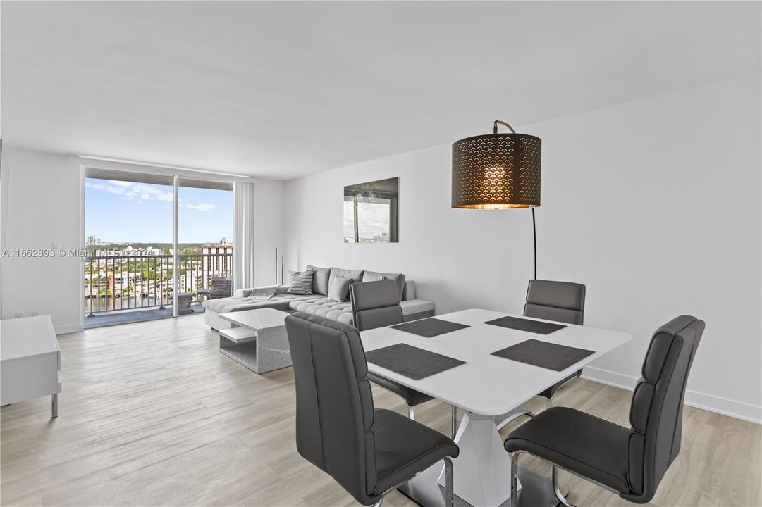 For Sale: $425,000 (2 beds, 2 baths, 1311 Square Feet)