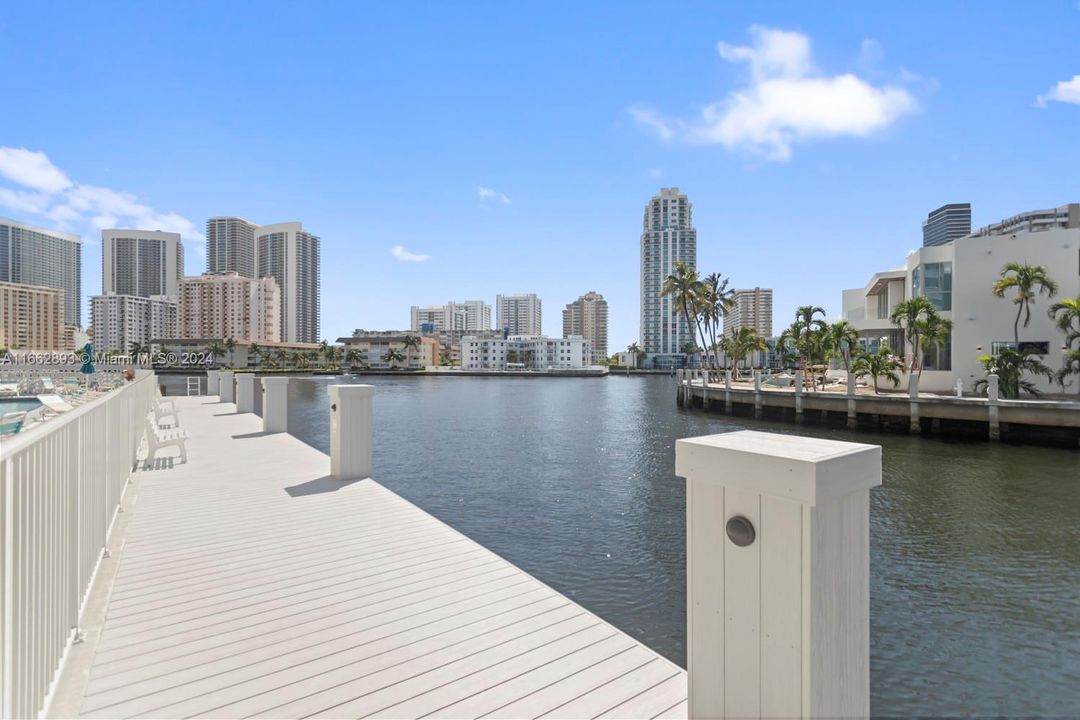 For Sale: $425,000 (2 beds, 2 baths, 1311 Square Feet)