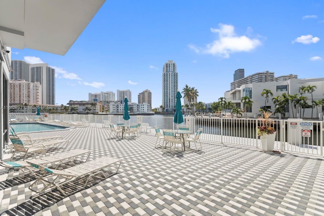 For Sale: $425,000 (2 beds, 2 baths, 1311 Square Feet)