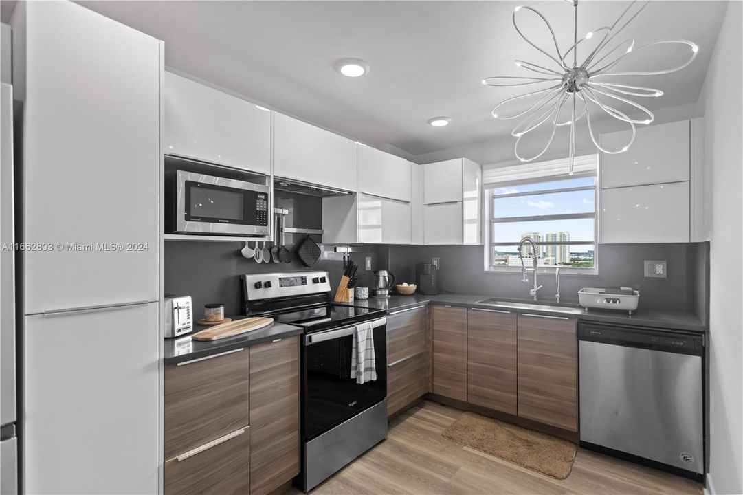 For Sale: $425,000 (2 beds, 2 baths, 1311 Square Feet)