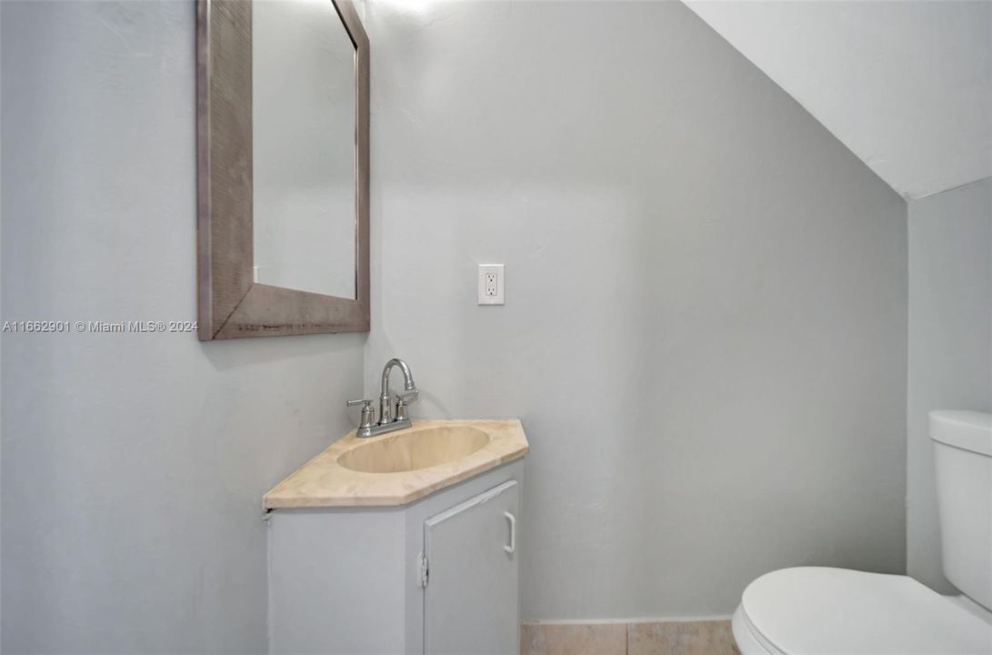 For Sale: $240,000 (2 beds, 1 baths, 850 Square Feet)