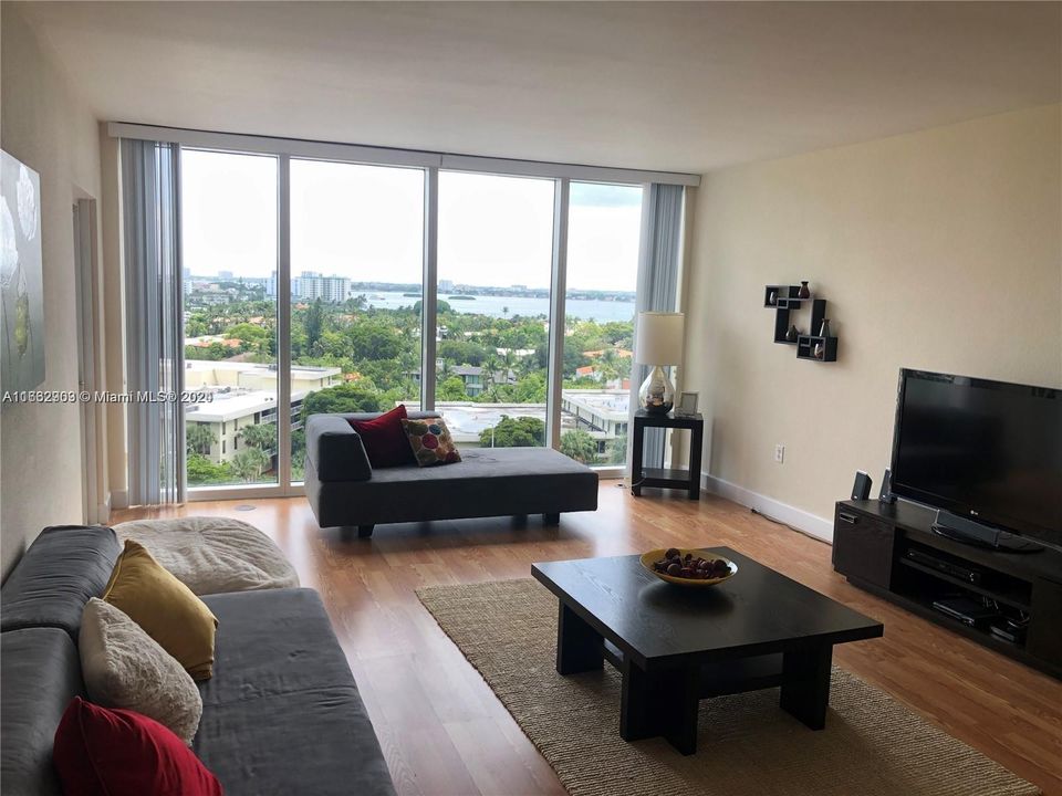 For Sale: $780,000 (1 beds, 1 baths, 896 Square Feet)