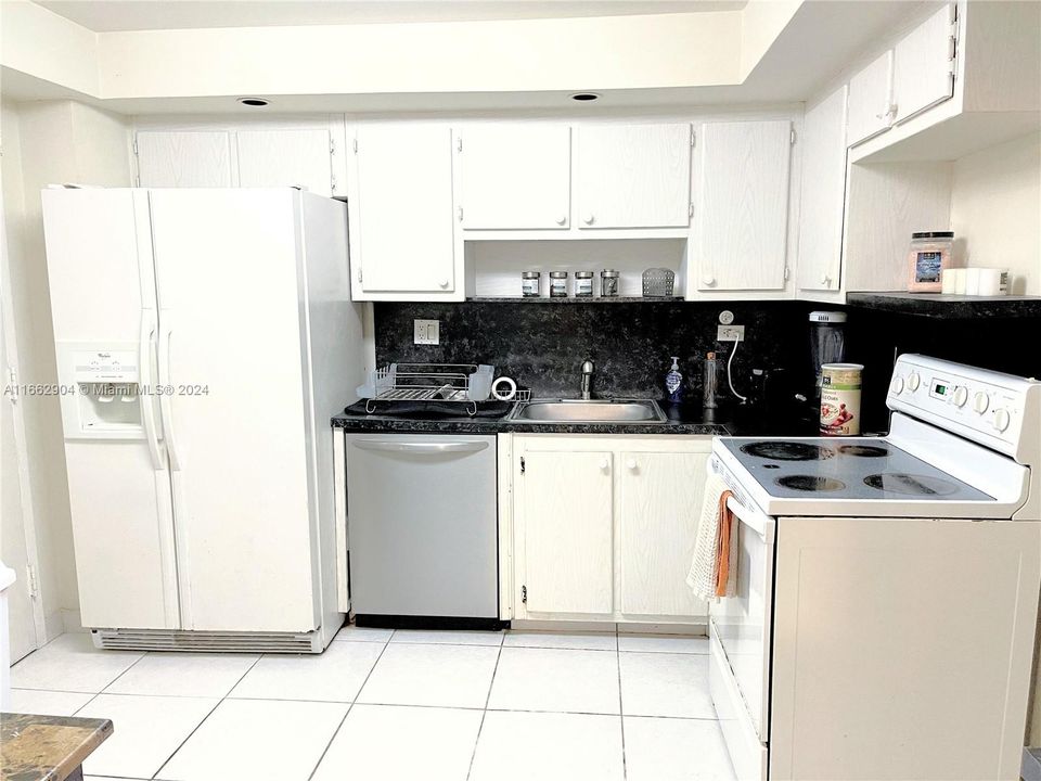 For Rent: $2,500 (1 beds, 1 baths, 1087 Square Feet)