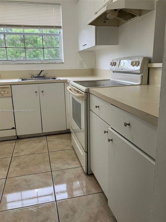 For Rent: $2,100 (2 beds, 2 baths, 807 Square Feet)